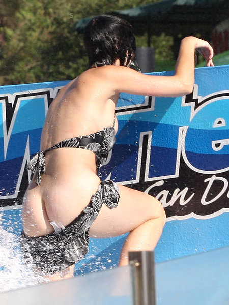 katy-perry-waterpark-butt-07.jpg